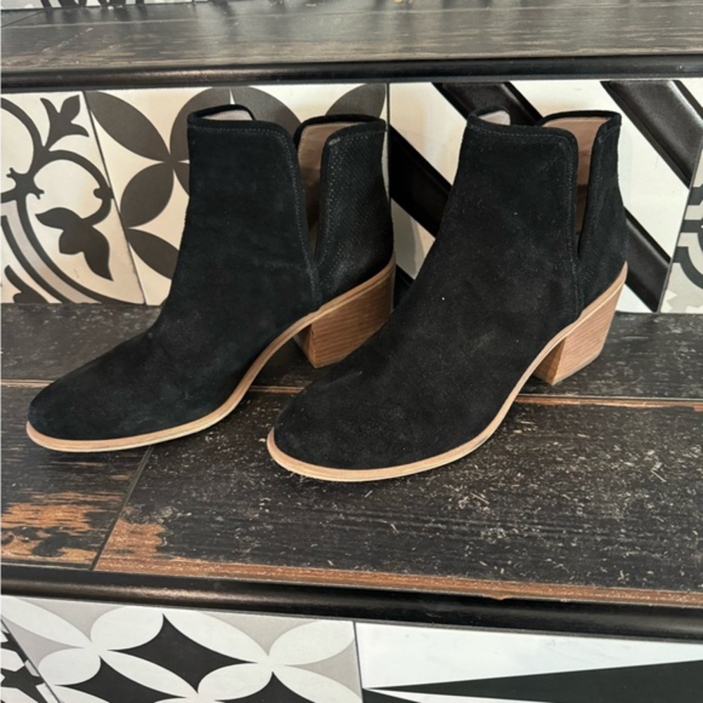 Black leather booties/Classic beauty!Very versatile-dress them up ordown!See pic